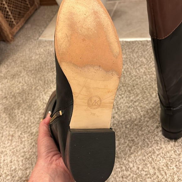 MICHAEL KORS KNEE HEIGHT LEATHER BOOT , BLACK/ MOCA - Picture 5 of 7